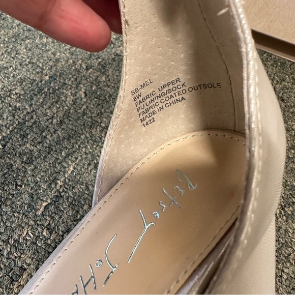 Betsey Johnson sz 8 wide 8W embellished toe strap block heel sandal formal party - Picture 4 of 12